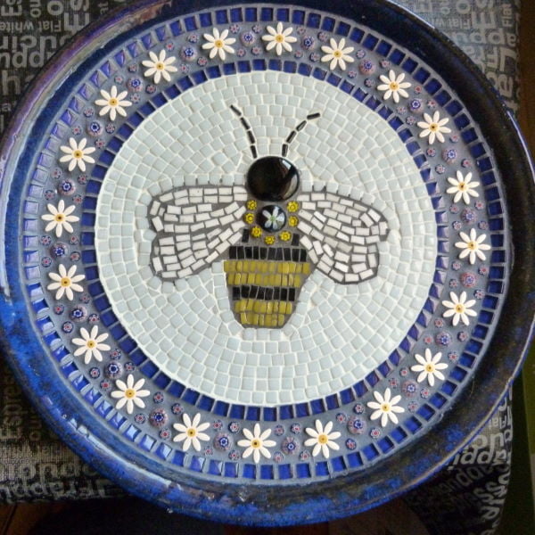 MOSAIC INSPIRATION Cheryls Bee Bath using ceramic daisy inserts www.mosaicinspiration